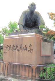 高山彦九郎の銅像